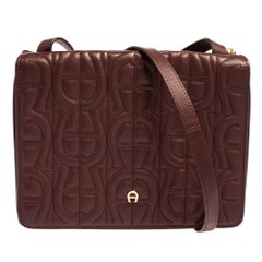 Aigner - Sac à bandoulière à rabat en cuir gaufré avec logo bordeaux