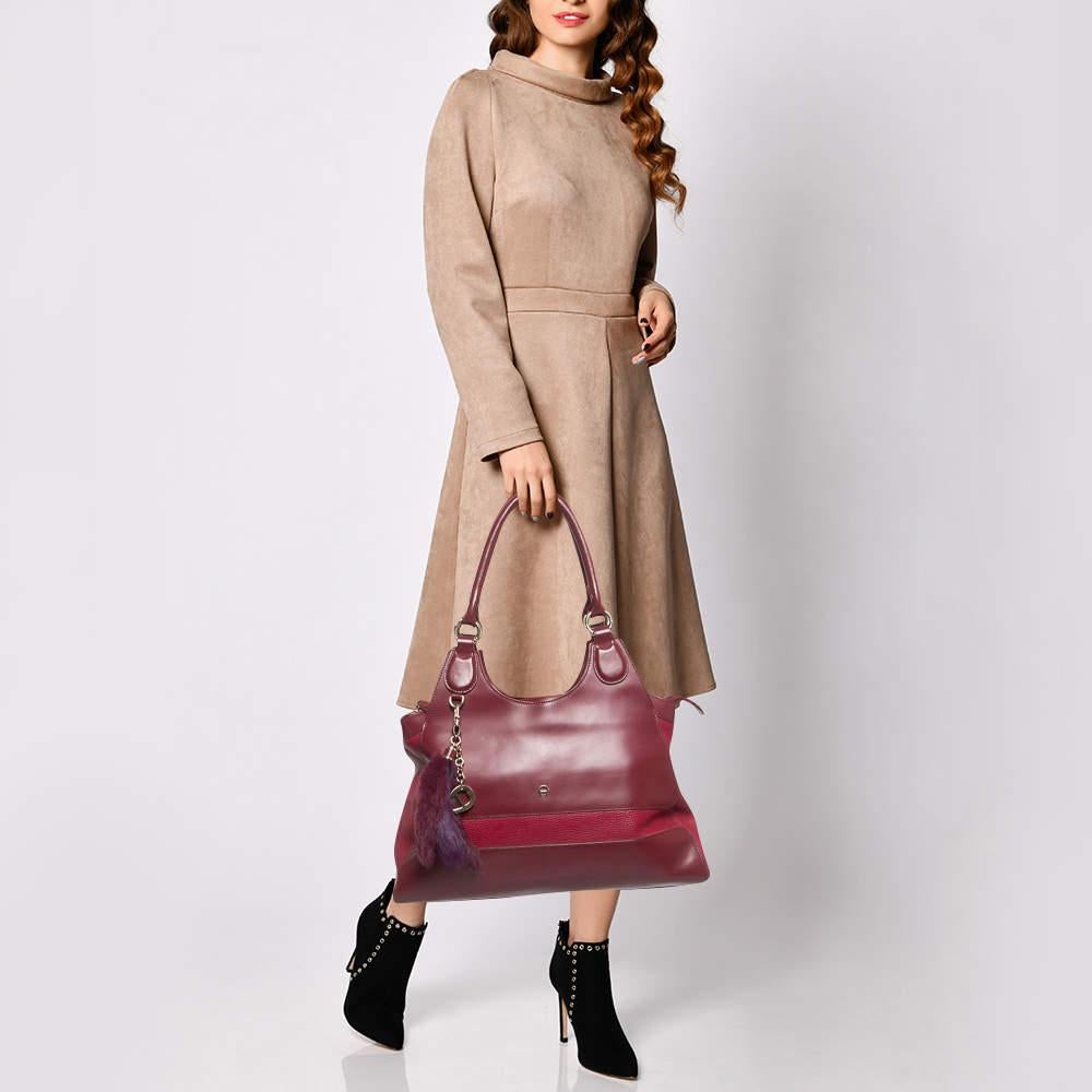 Created from high-quality materials, this Aigner tote is enriched with functional and classic elements. It can be carried around conveniently, and its interior is perfectly sized to keep your belongings with ease.