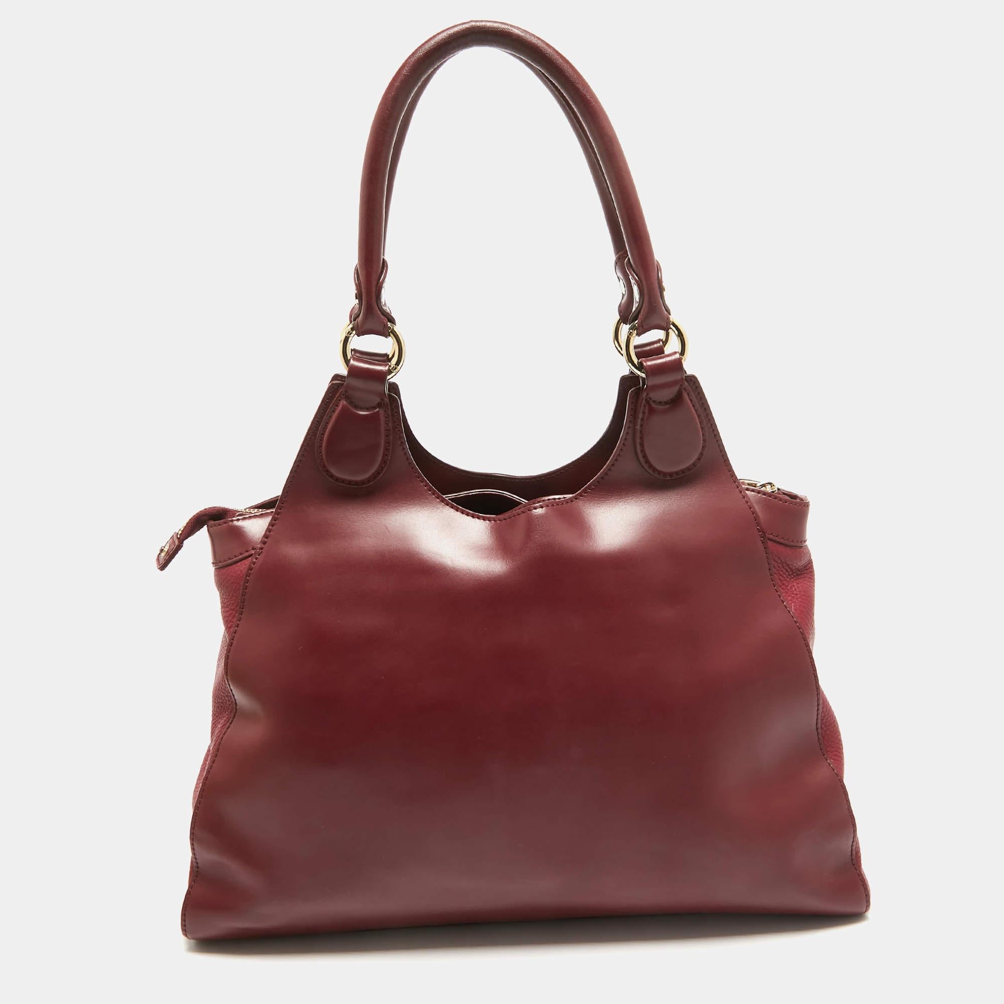 Aigner Burgundy/Red Leather Charm Tote In Excellent Condition For Sale In Dubai, Al Qouz 2
