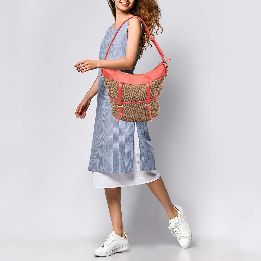 Designer bags are ideal companions for ample occasions! Here we have a fashion-meets-functionality piece crafted with precision. It has been equipped with a well-sized interior that can easily fit all your essentials.