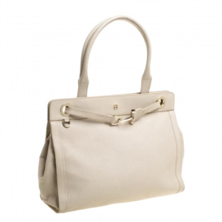 Aigner Cream Leather Cavallina Tote In Fair Condition For Sale In Dubai, Al Qouz 2