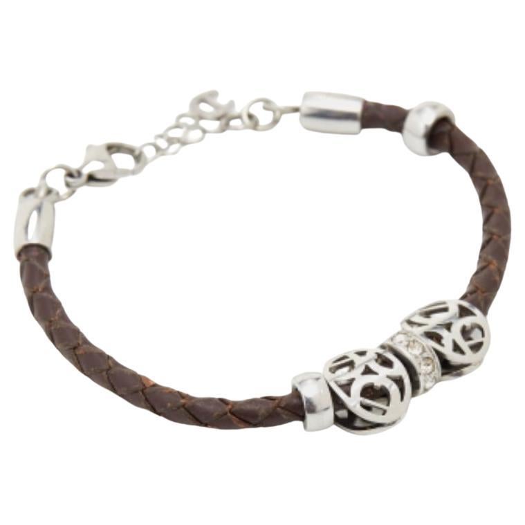 Luxury and fine skill take the front stage with this beautiful bracelet from Aigner. Carved using brown braided leather, this bracelet is embellished with logo charms. The lobster clasp ensures quick and secure fastening. This accessory makes the