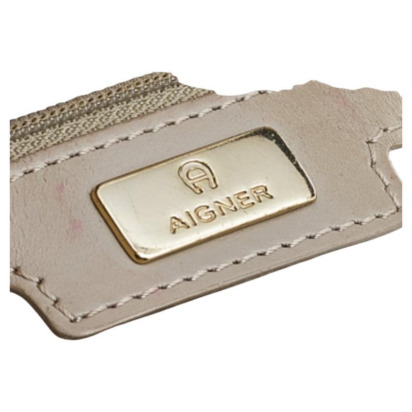 La silhouette semplice e l'uso della pelle goffrata di pitone per l'esterno esaltano il fascino di questa borsa a tracolla di Aigner. Presenta una tracolla, finiture dorate e un interno foderato in tessuto.