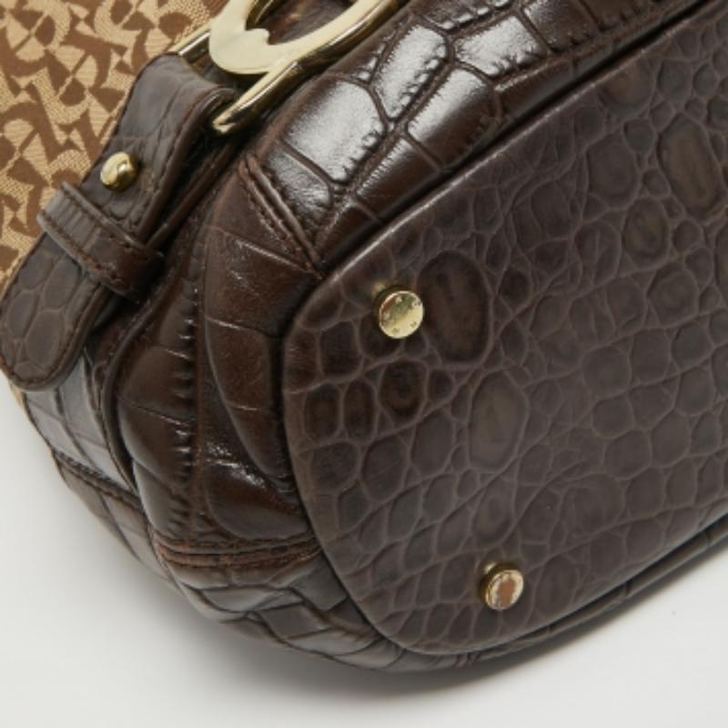 Wenn Sie auf der Suche nach etwas sind, das Schick und Luxus widerspiegelt, dann ist diese Tasche die perfekte Wahl. Die aus hochwertigen Materialien gefertigte Tasche lässt sich bequem transportieren, und ihr Innenraum ist geräumig genug, um Ihre