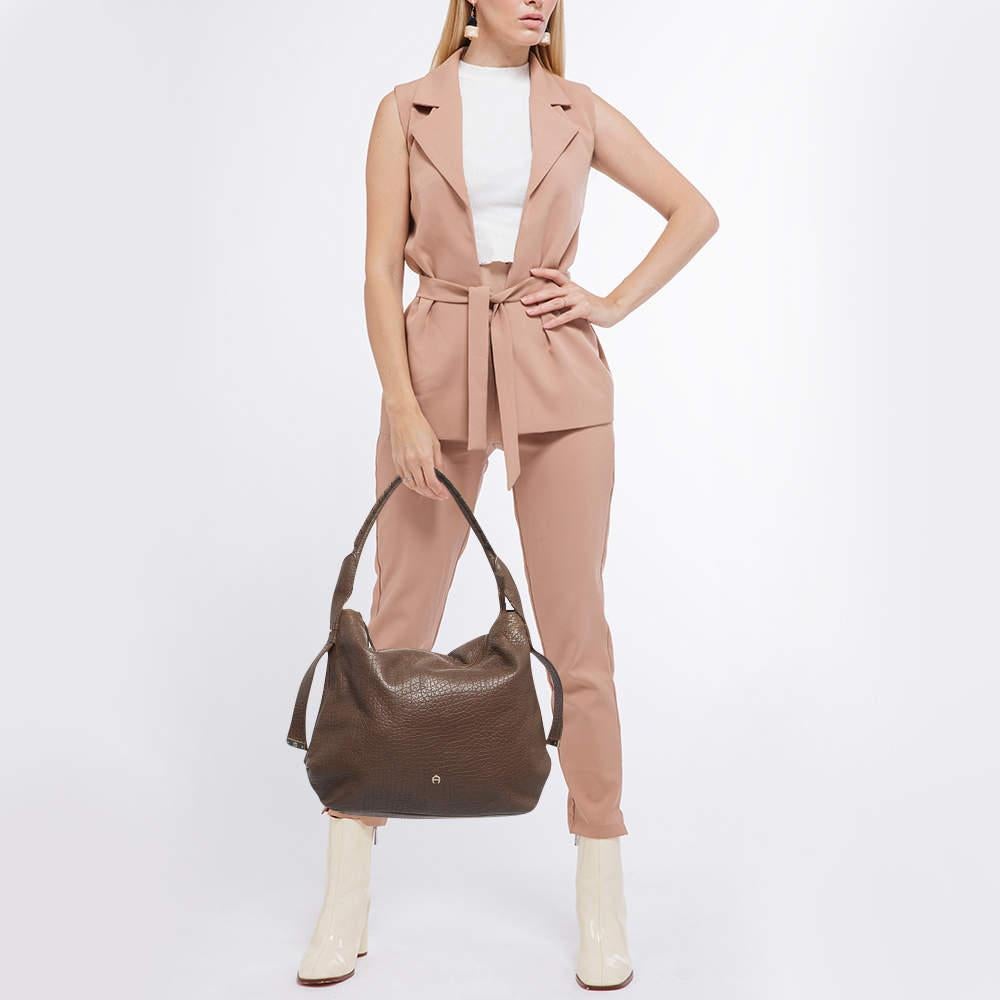 Stylish handbags never fail to make a fashionable impression. Make this designer hobo yours by pairing it with your sophisticated workwear as well as chic casual looks.