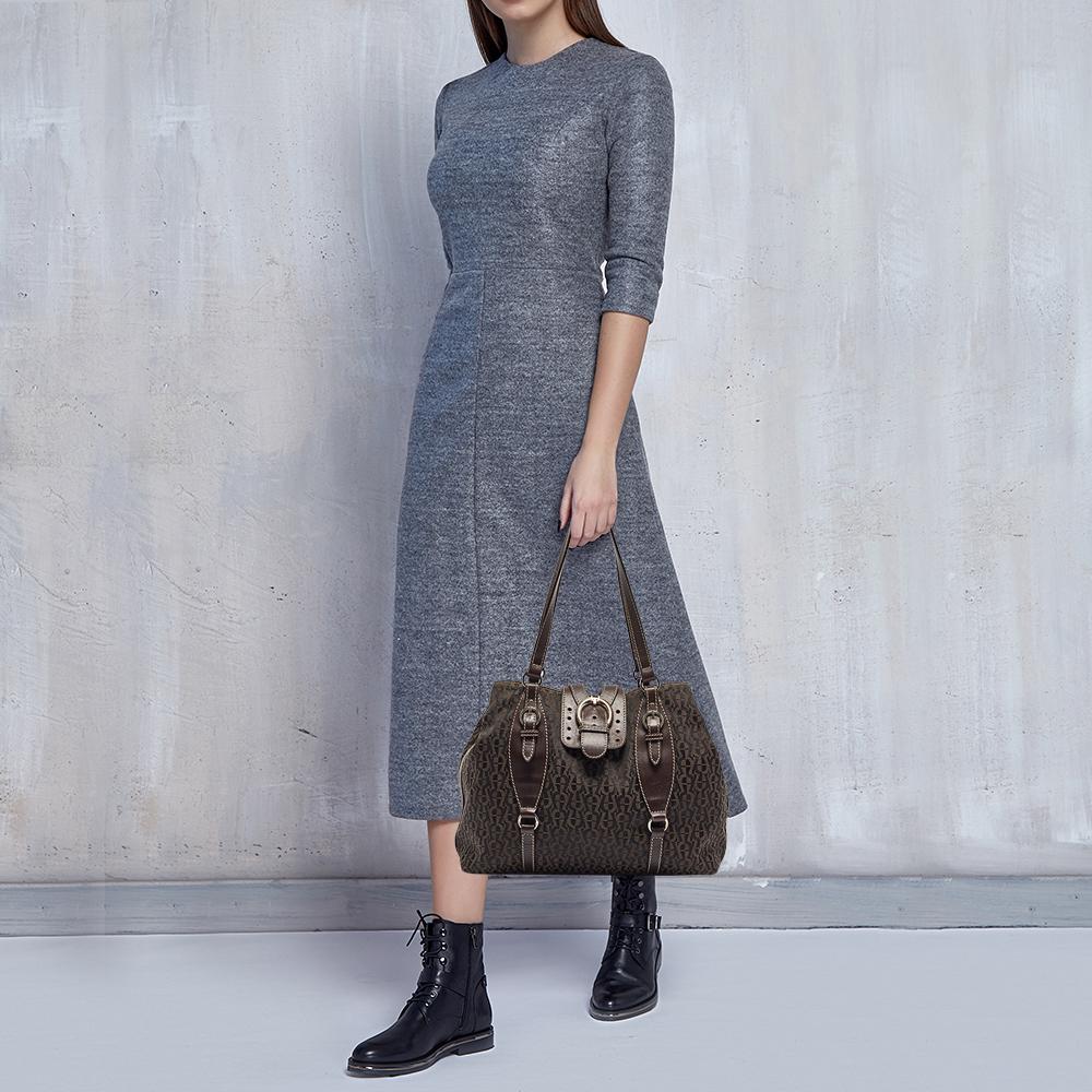Know to create stylish, sophisticated, and timeless designs, this is a brand worth investing in. The bags that come from this label's atelier are exquisite. This tote bag is no different. It has been made from quality materials and comes with an
