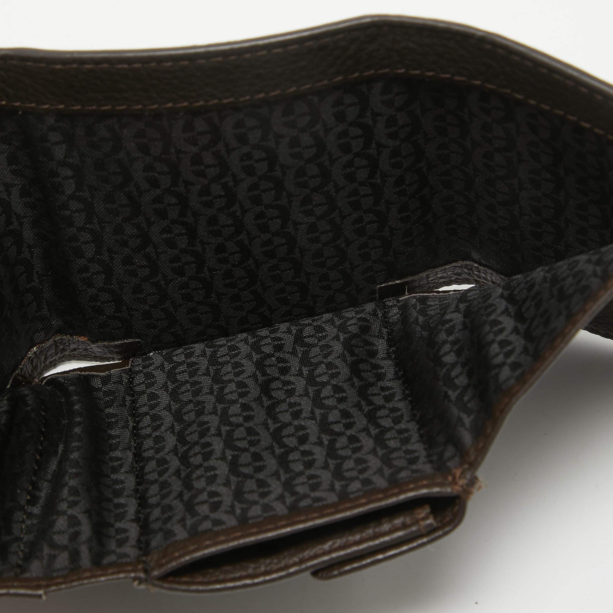 Aigner Portafoglio Trifold in Tela Coated Logo Marrone Scuro Monogram In condizioni buone in vendita a Dubai, Al Qouz 2