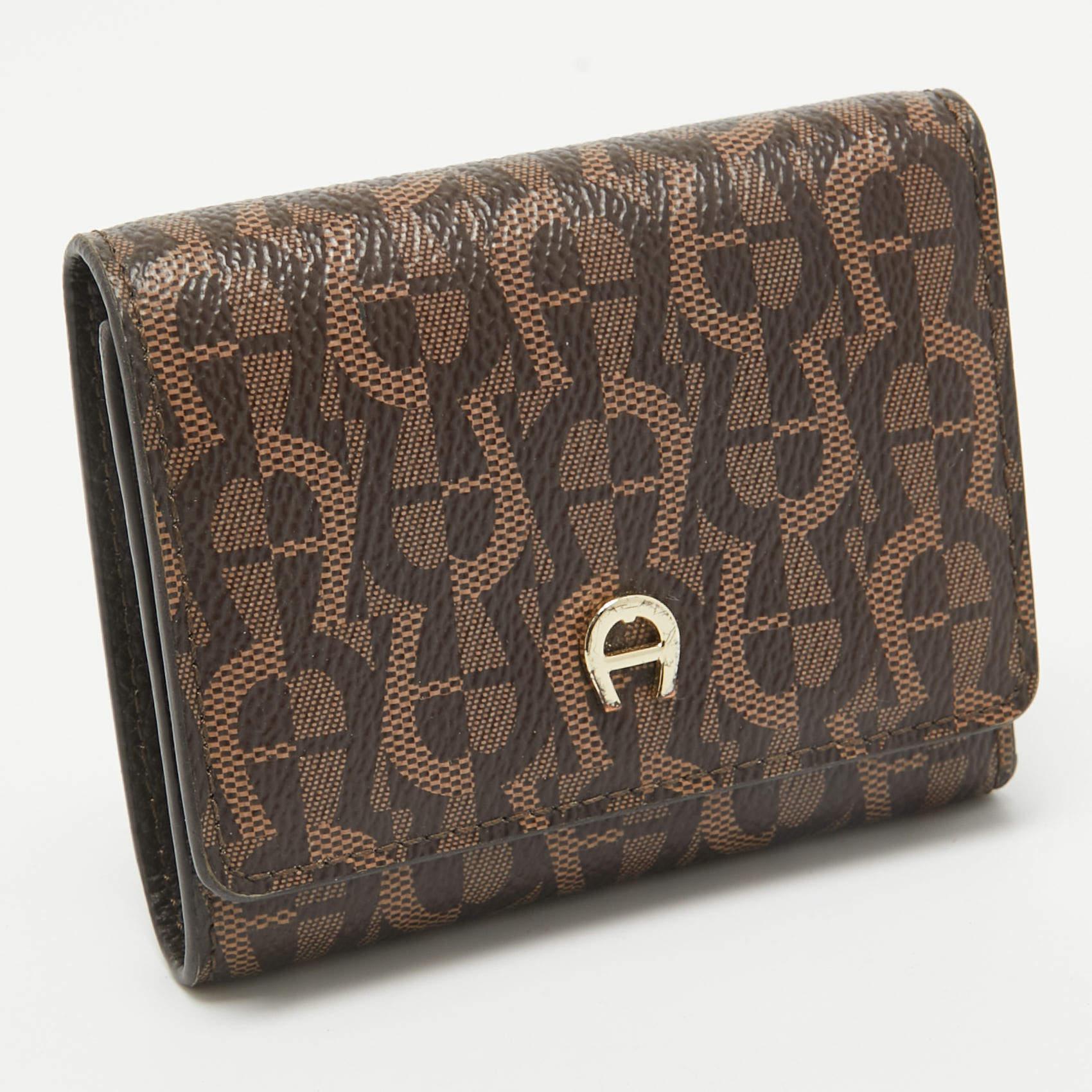 Donna Aigner Portafoglio Trifold in Tela Coated Logo Marrone Scuro Monogram in vendita