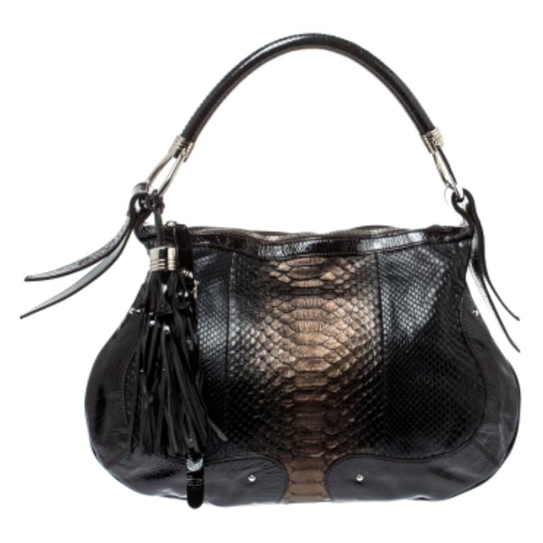 Aigner ha una borsa con nappe in pitone e vernice marrone scuro