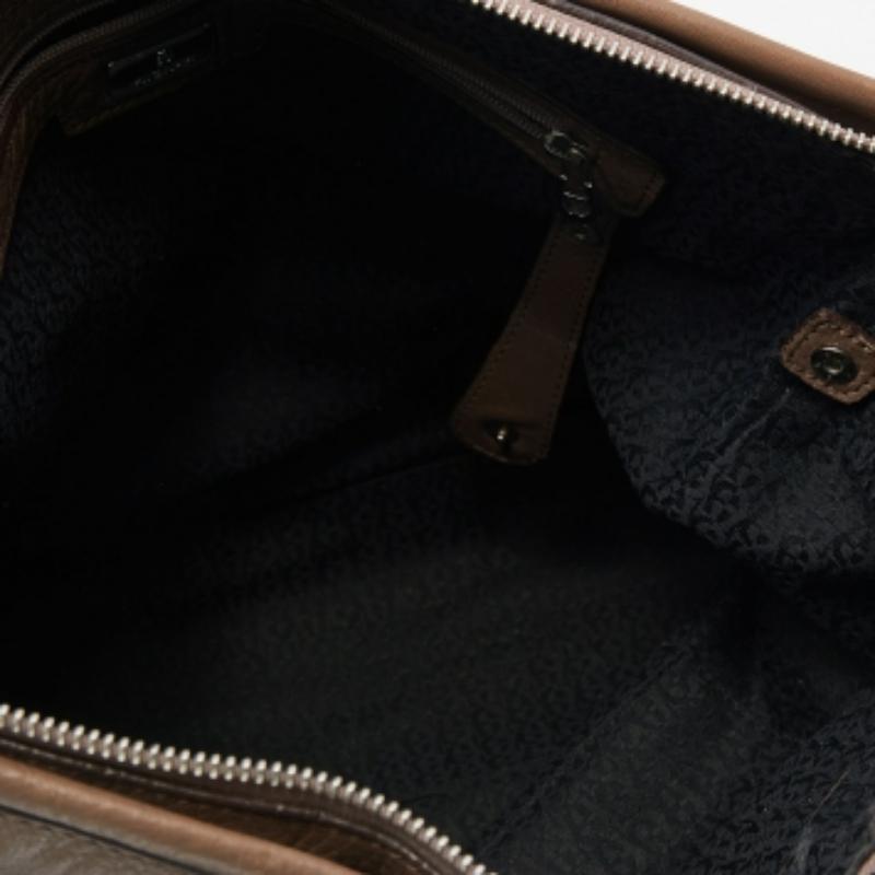 Aigner Dunkle Taupe Leder Tasche mit Reißverschluss (Braun) im Angebot