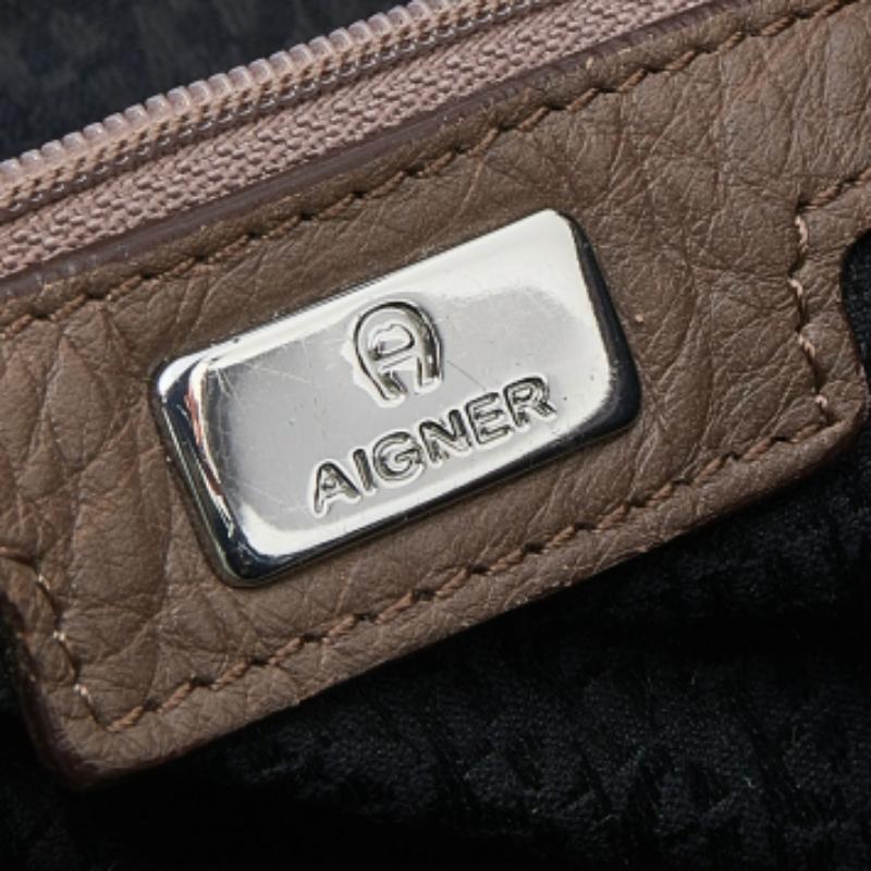 Aigner Dunkle Taupe Leder Tasche mit Reißverschluss im Zustand „Gut“ im Angebot in Dubai, Al Qouz 2