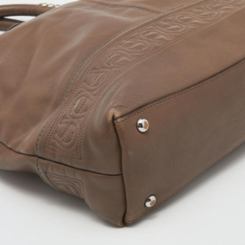 Aigner Dunkle Taupe Leder Tasche mit Reißverschluss im Angebot 2