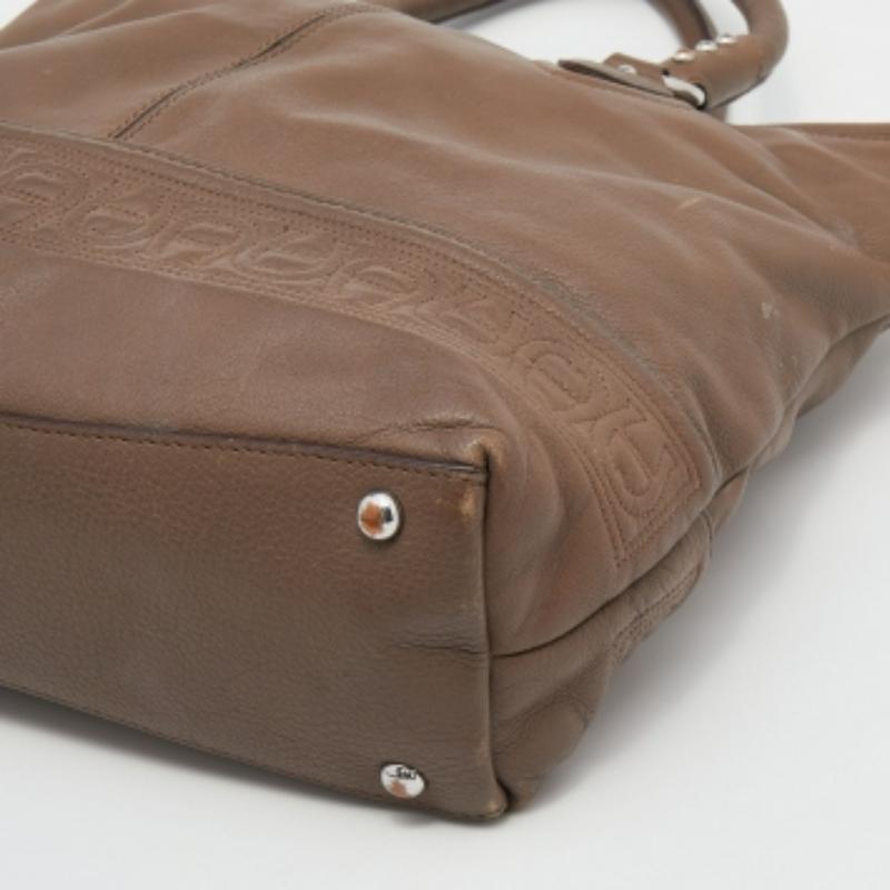 Aigner Dunkle Taupe Leder Tasche mit Reißverschluss im Angebot 3