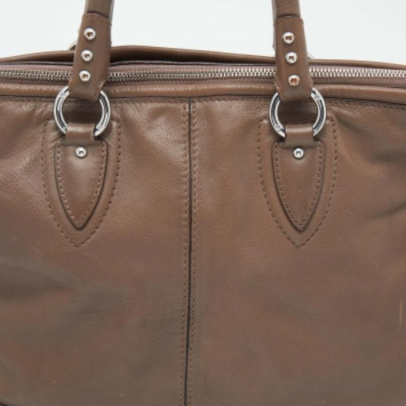 Aigner Dunkle Taupe Leder Tasche mit Reißverschluss im Angebot 4