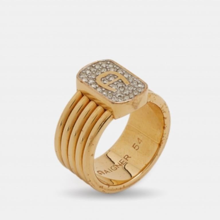 Aggiungi un tocco di classe al tuo look del giorno con questo anello di Aigner. Caratterizzato da una fascia dorata, questo anello è sormontato da un logo con cristalli. Indossalo impilato con altri anelli o come pezzo a sé stante.