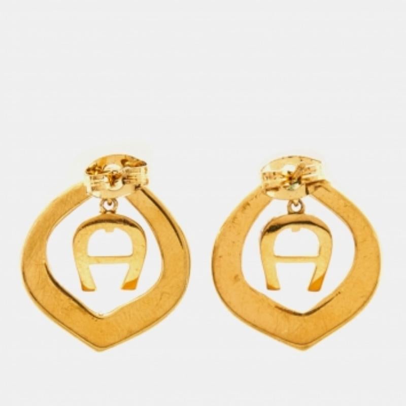 Aigner - Boucles d'oreilles avec logo en or et détails en cristal Bon état - En vente à Dubai, Al Qouz 2