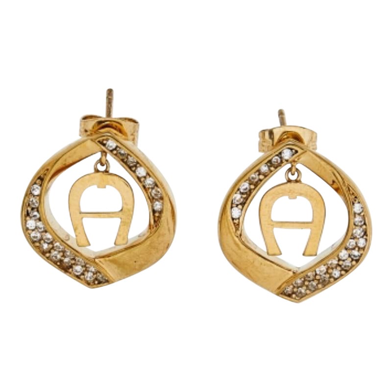 Aigner - Boucles d'oreilles avec logo en or et détails en cristal en vente