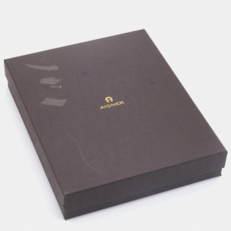 Non possiamo smettere di ammirare questa bellezza di Aigner! Realizzata in metallo dorato, questa collana è uno schianto. È stato abbellito con un incantevole ciondolo. Il ciondolo è tenuto da una catenina ed è completo di chiusura a moschettone.
