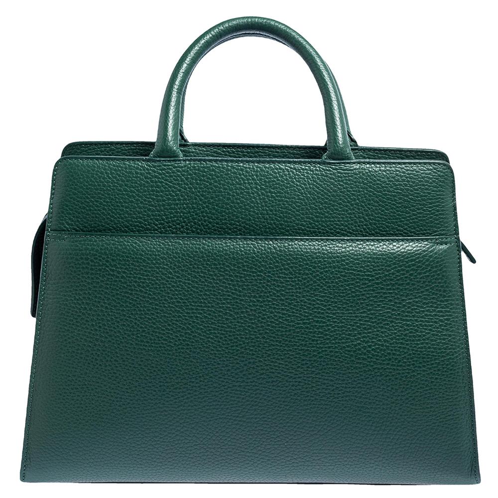Diese Cybill-Tasche von Aigner zeichnet sich durch ihre strukturierte:: trapezförmige Form aus und verkörpert Eleganz:: Charme und Raffinesse. Sie ist aus grünem Leder gefertigt und minimalistisch gestaltet:: mit einem zierlichen:: silberfarbenen