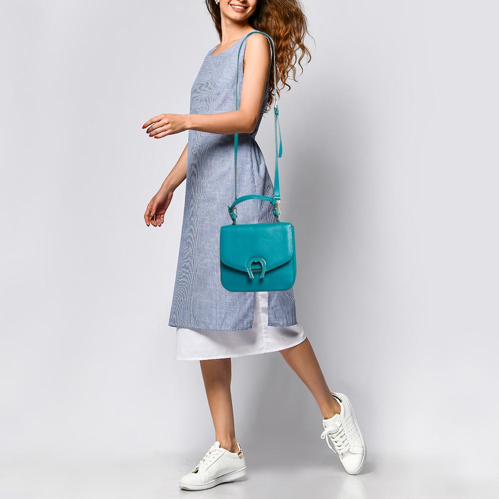 Designer bags are ideal companions for ample occasions! Here we have a fashion-meets-functionality piece crafted with precision. It has been equipped with a well-sized interior that can easily fit all your essentials.