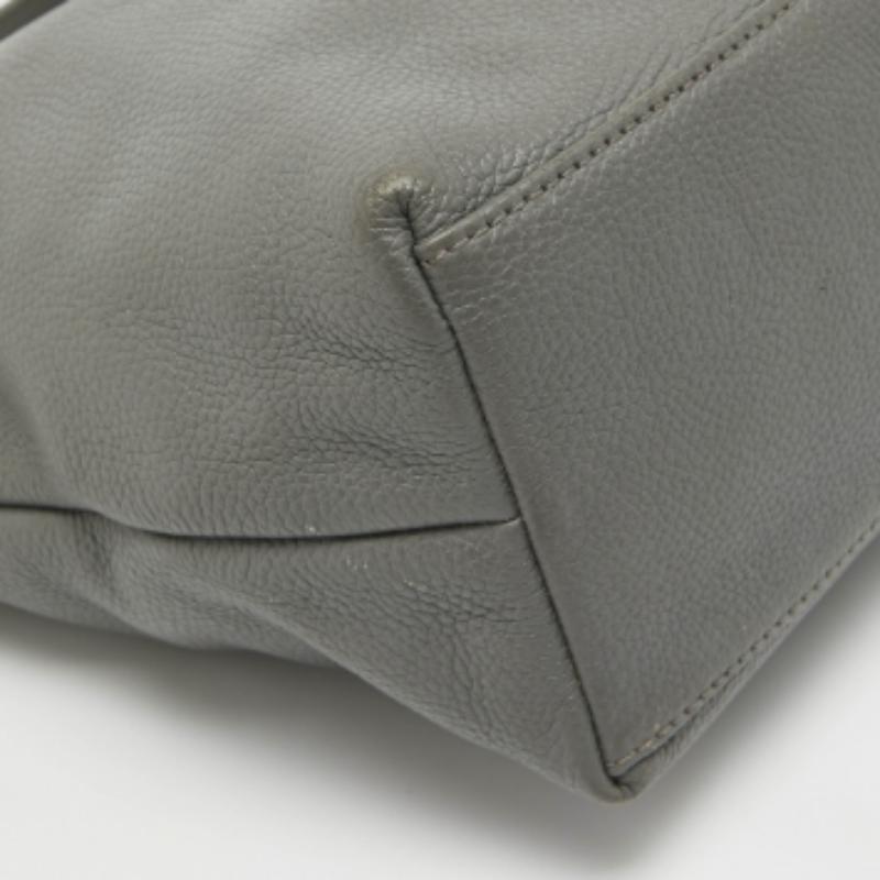 Aigner Hobo aus grauem Leder mit Quaste und Charme (Grau) im Angebot