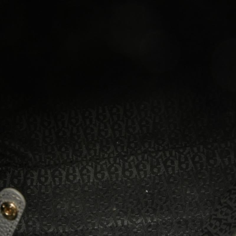 Aigner Hobo aus grauem Leder mit Quaste und Charme im Zustand „Gut“ im Angebot in Dubai, Al Qouz 2