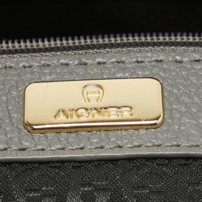 Aigner Hobo aus grauem Leder mit Quaste und Charme Damen im Angebot