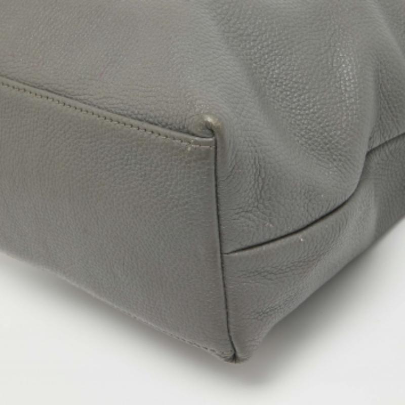 Aigner Hobo aus grauem Leder mit Quaste und Charme im Angebot 1