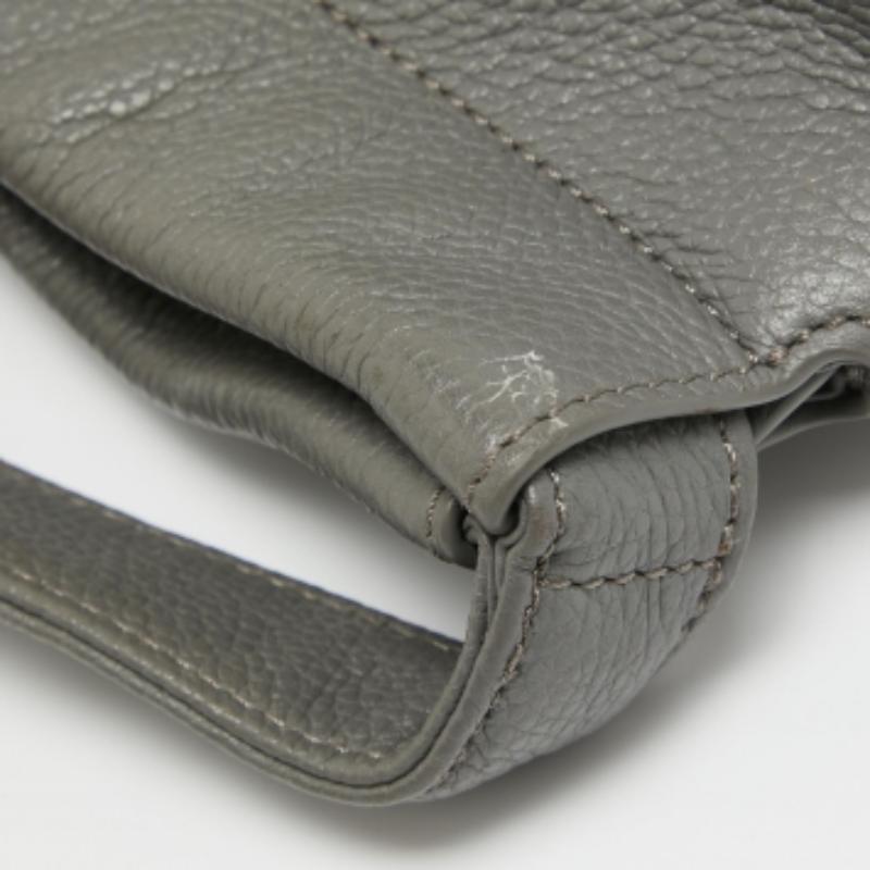 Aigner Hobo aus grauem Leder mit Quaste und Charme im Angebot 2
