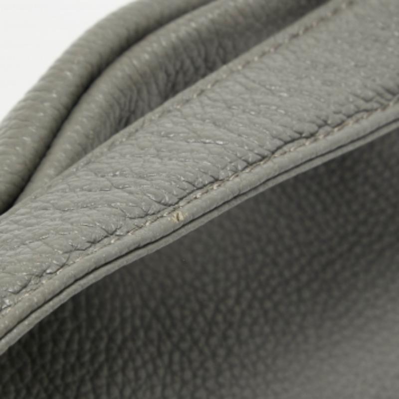 Aigner Hobo aus grauem Leder mit Quaste und Charme im Angebot 3