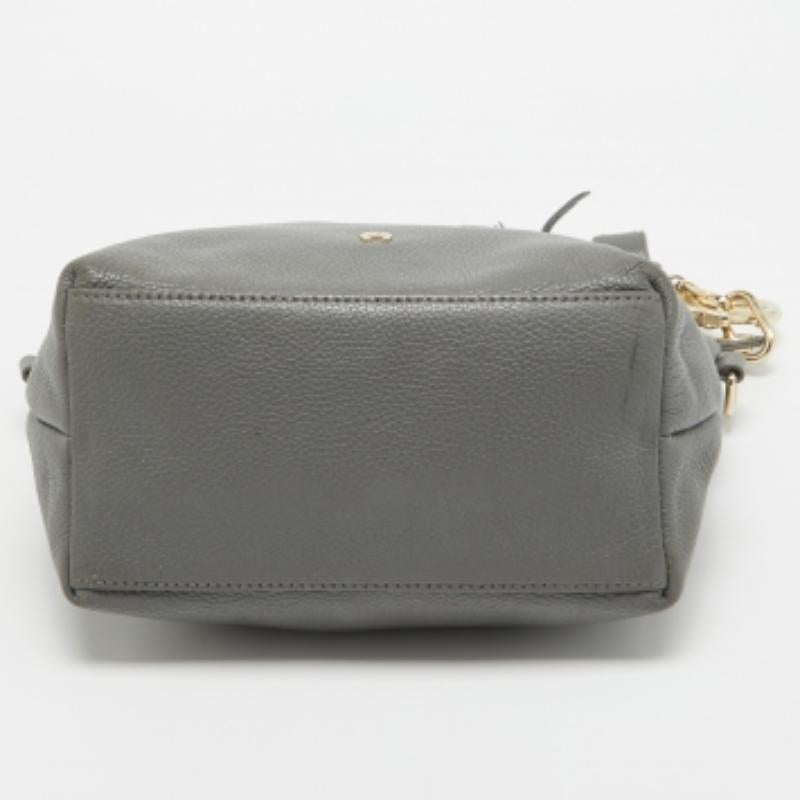 Aigner Hobo aus grauem Leder mit Quaste und Charme im Angebot 4