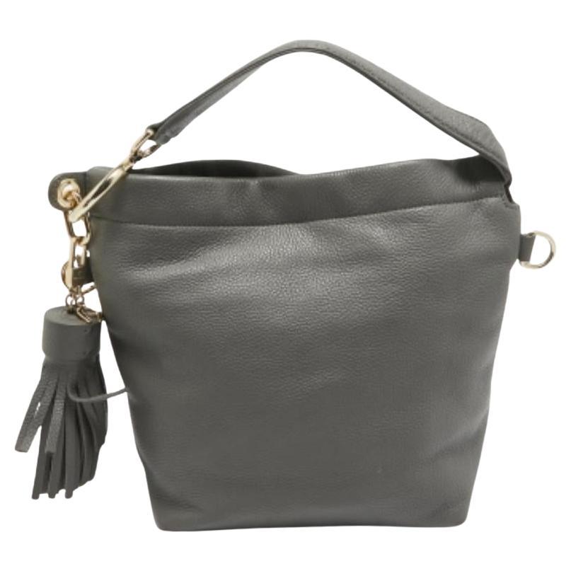 Aigner Hobo aus grauem Leder mit Quaste und Charme im Angebot