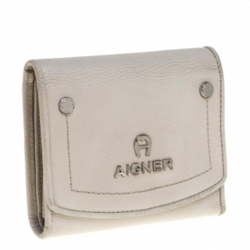This well-made creation from Aigner is undoubtedly a fashionista's choice! Crafted in high-quality leather, the grey wallet features a flap with the brand detail. It is complete with multiple slots and enough space to neatly organize your essentials.