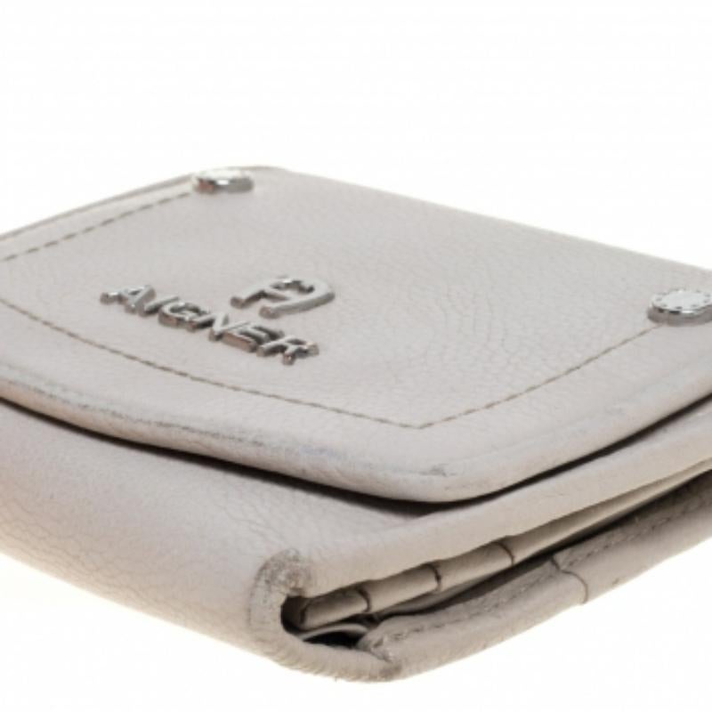 Aigner Grey Leather Trifold Wallet In Fair Condition For Sale In Dubai, Al Qouz 2