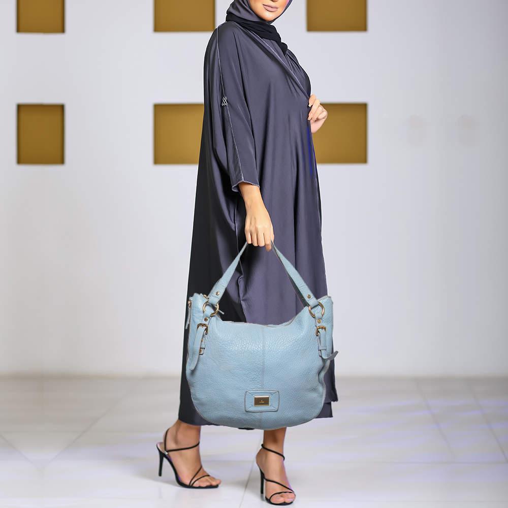 This hobo is tailored to exude finesse and functionality while completing your ensemble with style. It features a well-crafted exterior adorned in a lovely hue and a spacious interior. Add some extra style to your everyday looks with this marvelous