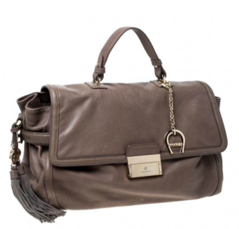 Aigner Hellbraune Leder-Top-Griff-Tasche (Grau) im Angebot