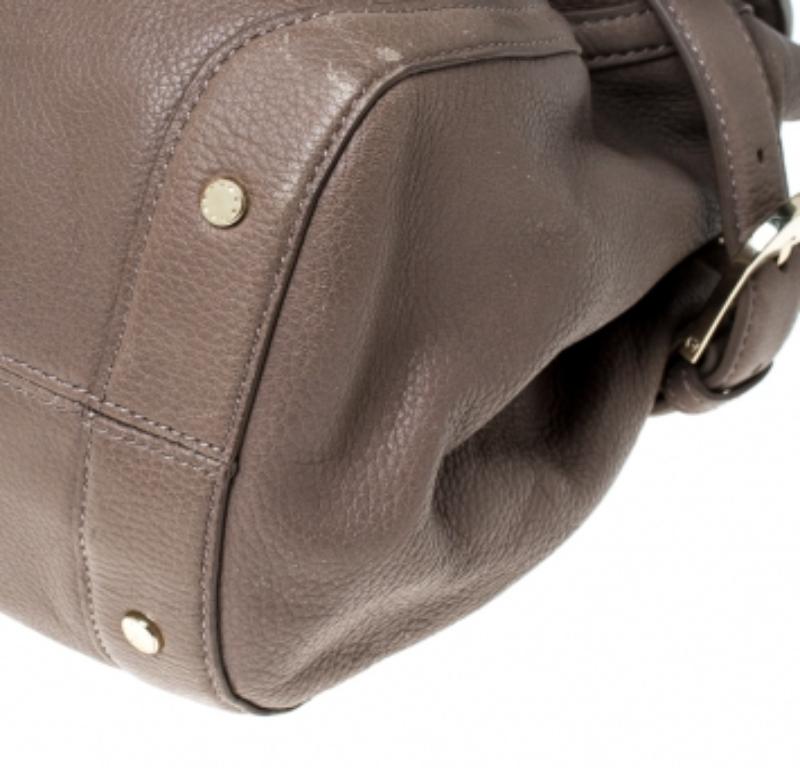 Aigner Hellbraune Leder-Top-Griff-Tasche im Zustand „Gut“ im Angebot in Dubai, Al Qouz 2