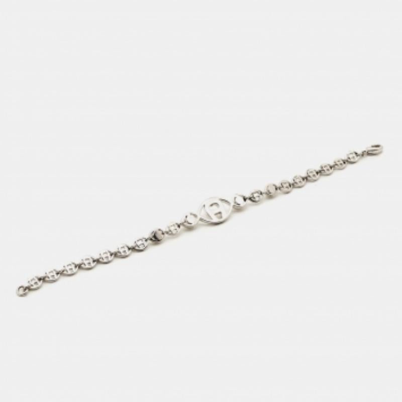 La pulsera Aigner es un accesorio elegante que destila sofisticación. Añade un toque de glamour atemporal a cualquier atuendo. Perfecto tanto para ocasiones formales como para llevar a diario, es un complemento imprescindible en tu colección de