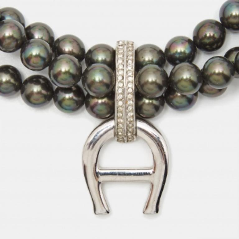 Aigner Logo Cristalli Neri Perle Finte Tonalità Argento  Collana a più fili In condizioni buone in vendita a Dubai, Al Qouz 2