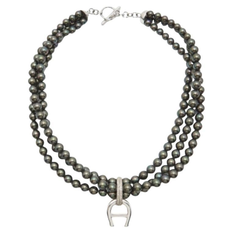Aigner Logo Cristalli Neri Perle Finte Tonalità Argento  Collana a più fili in vendita