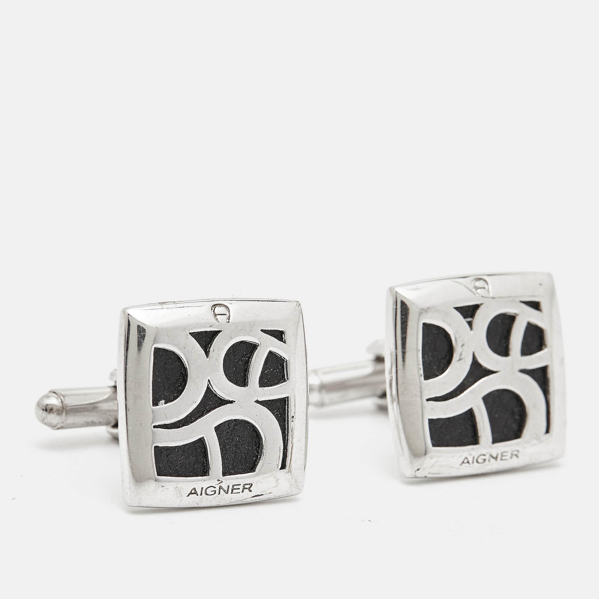 Questi gemelli testimoniano l'impeccabile maestria artigianale e l'estetica di lusso di Aigner. Il design in metallo argentato con logo e inserto in pelle si abbina perfettamente alle tue camicie formali.