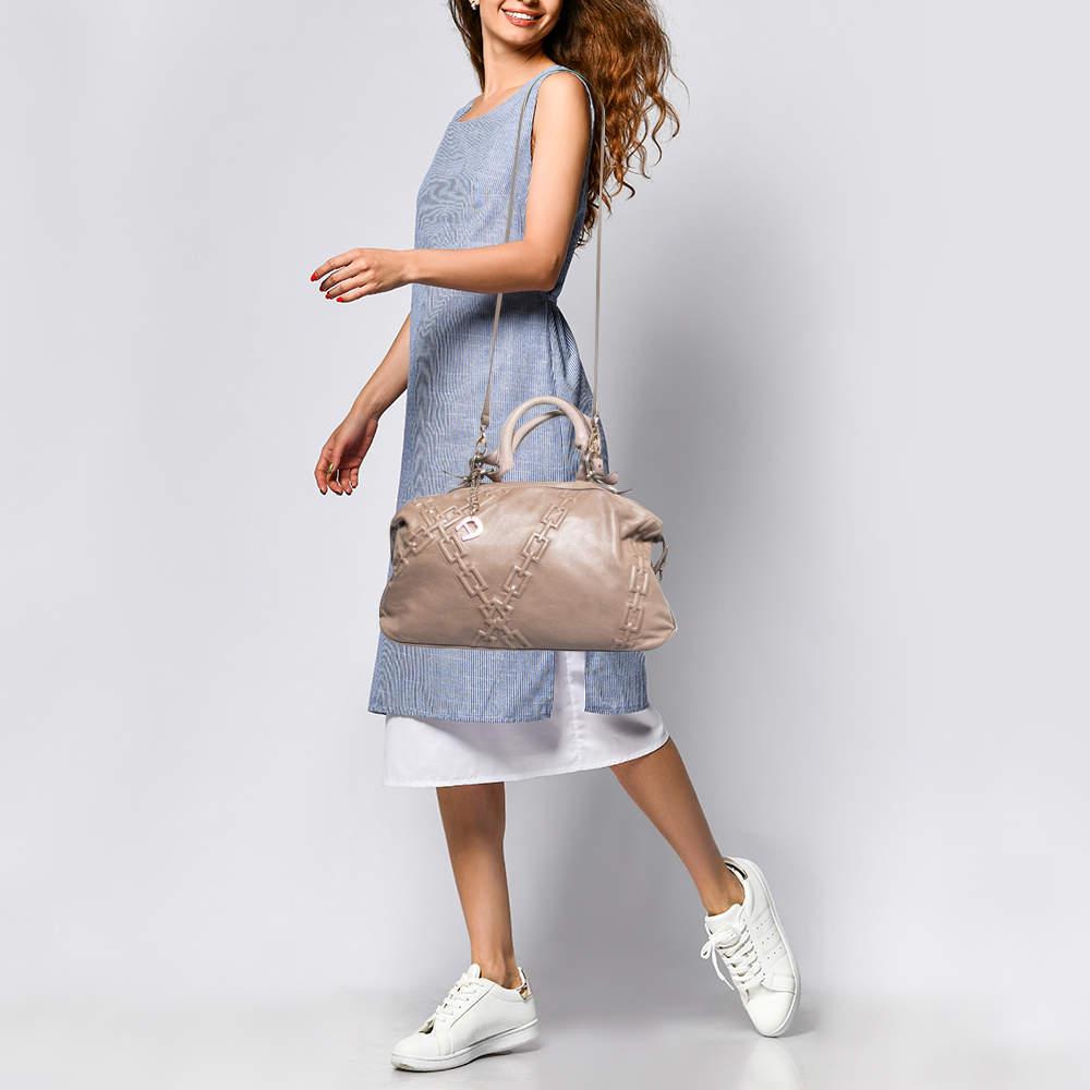 Handbags are more than just instruments to carry ones essentials. They essay ones sense of style and the better the bag the more confidence we get when we hold it. This Aigner bag is meticulously made from luxe materials and has a spacious interior.