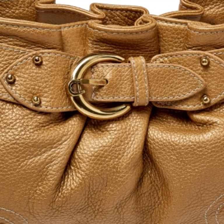 Expertly crafted from leather, this handbag exhibits an exquisite design. The perfectly designed canvas lining of this bag speaks volumes of its craftsmanship. Known for its skillful designs, this handbag from Aigner is just what you need. Elegance