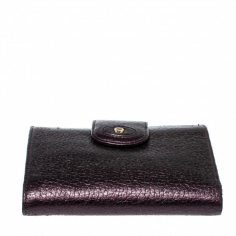 Give your essentials a stylish home with this magnificent wallet from the house of Aigner. Made from premium quality leather, this wallet features the label's signature logo and is a long-lasting accessory. An alluring purple shade and gold-tone