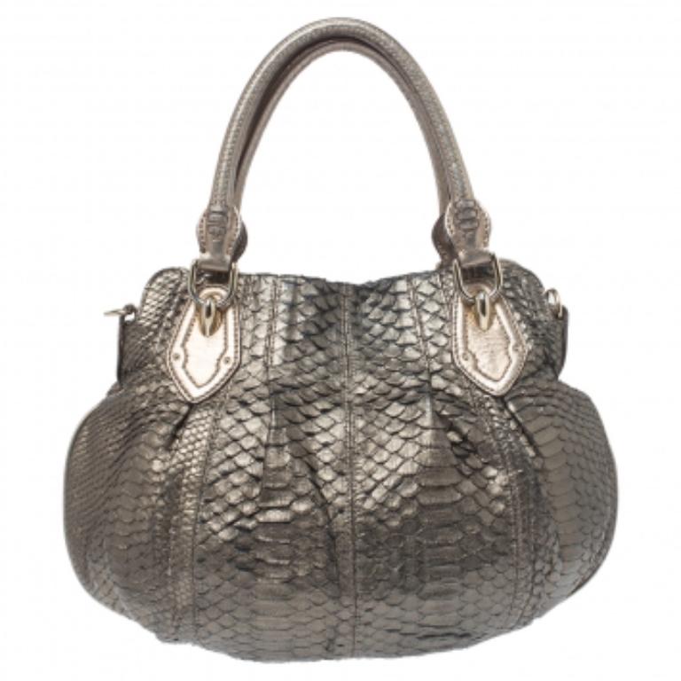 Carry this Aigner hobo and step out like a modern-day fashionista. This metallic python creation is designed to complement your stylish personality. It flaunts the brand logo on the front, dual top handles, and a zip closure that opens to a spacious