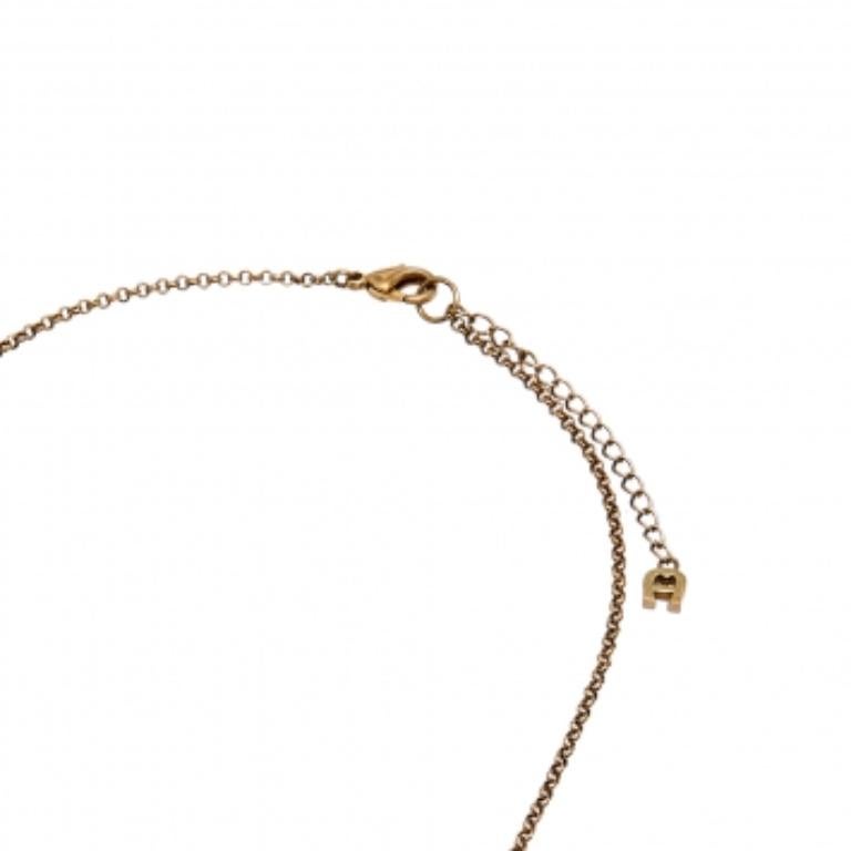 Questa bellissima collana di Aigner è elegante senza sforzo e anche sottilmente glamour, sia per il giorno che per la sera. Realizzata in metallo dorato, la catena contiene un ciondolo con madreperla e il nome del marchio.