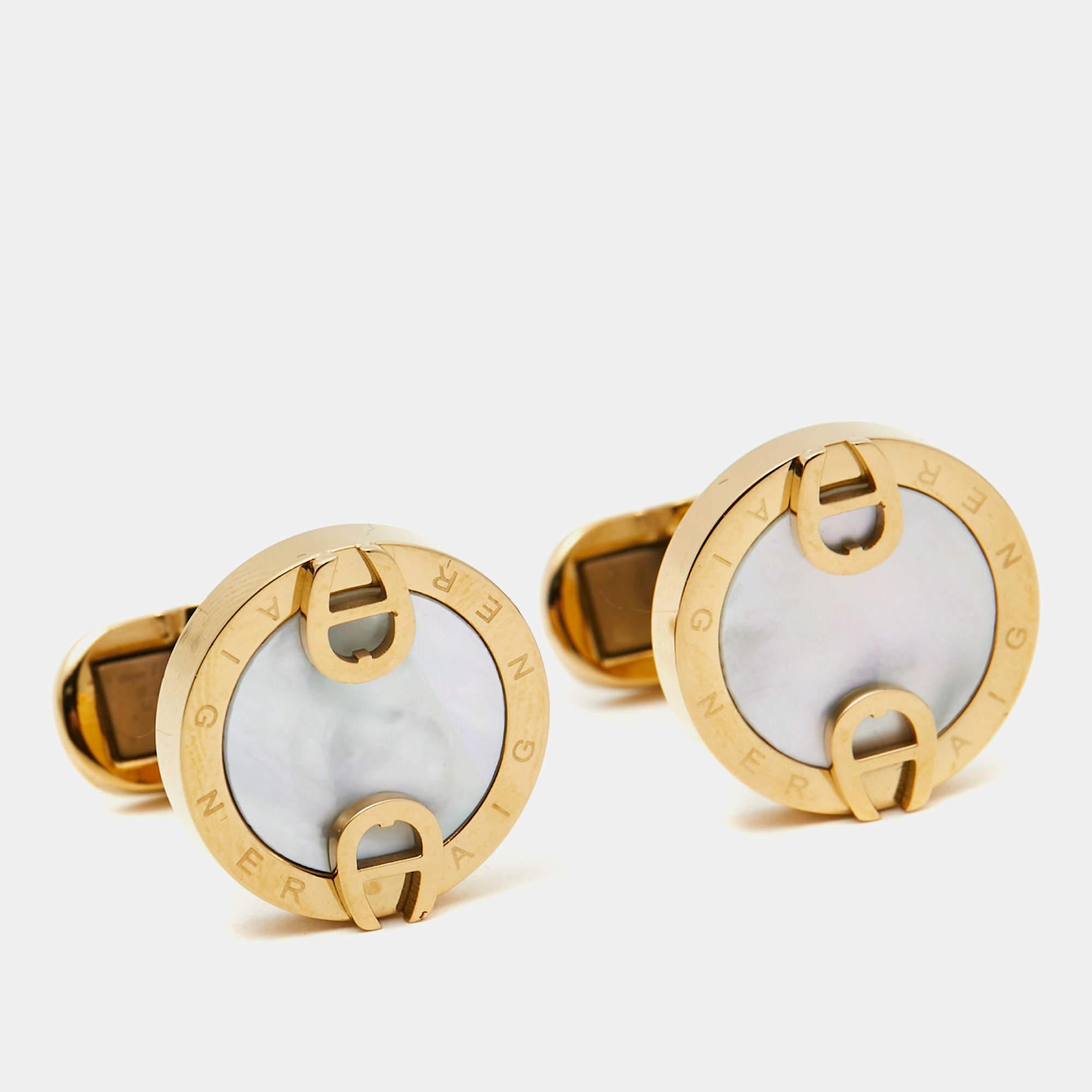 This luxe creation from Aigner is crafted from gold-tone metal and features logo details and mother of pearl inlay. Enhance your formal style by pairing this set of cufflinks with your neat shirts.

Includes: Original Dustbag

