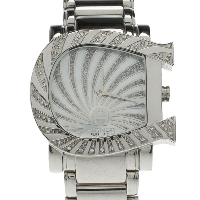 Aigner leaves us awestruck with this Mother of Pearl Genua Due wristwatch and makes a perfect gift for the lady of substance! The namesake brand is known for its rich-ornamented dials. This 35mm watch has a Mother of Pearl dial juxtaposed with