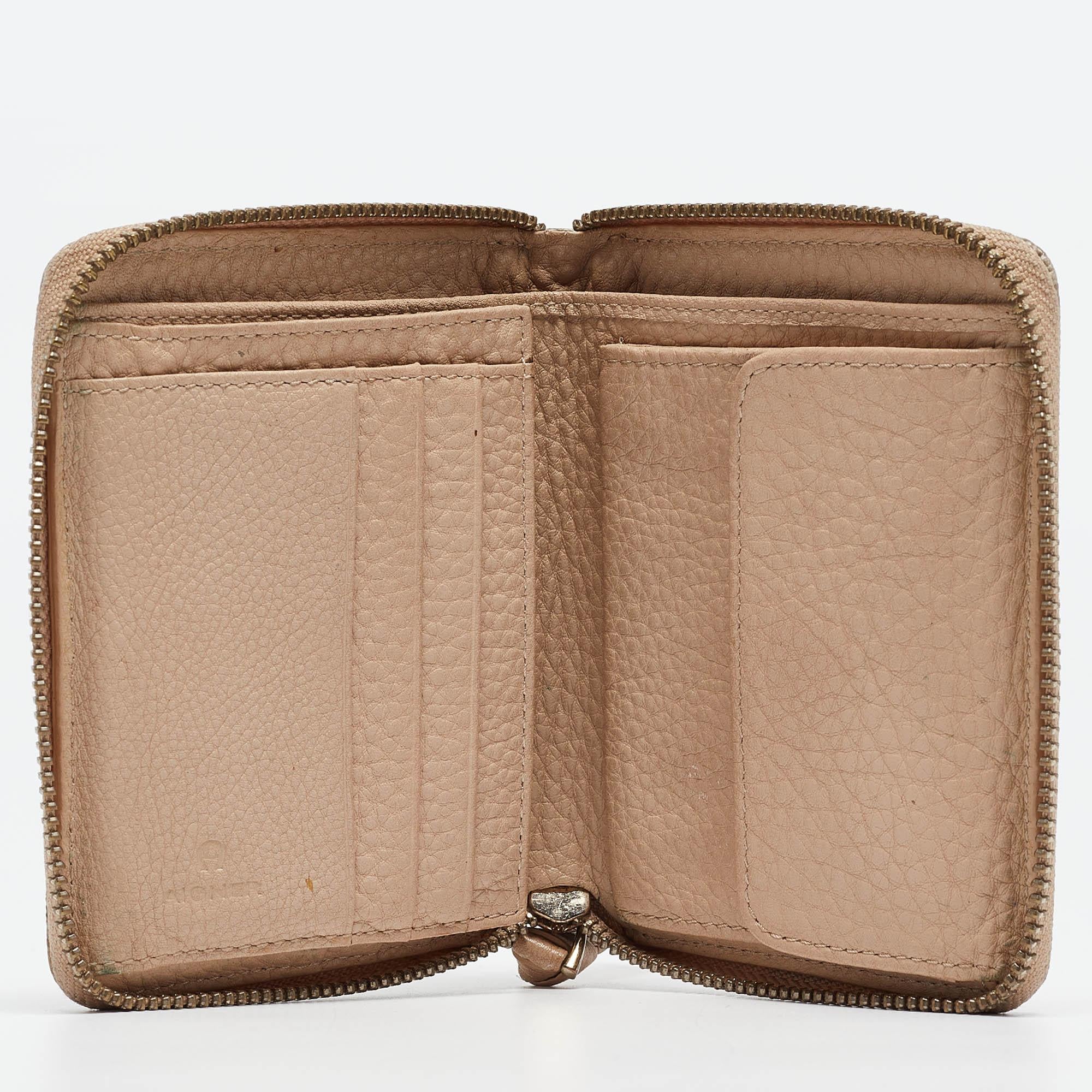 This designer wallet is an immaculate balance of sophistication and rational utility. It has been designed using prime quality materials and elevated by a sleek finish. The creation is equipped with ample space for your monetary essentials.