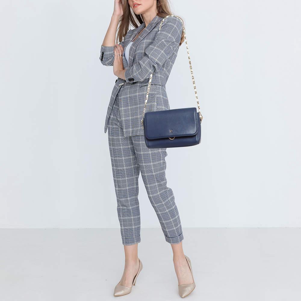 For a look that is complete with style taste and a touch of luxe this shoulder bag is the perfect addition. Flaunt this beauty on your shoulder at any event and revel in the taste of luxury it leaves you with.